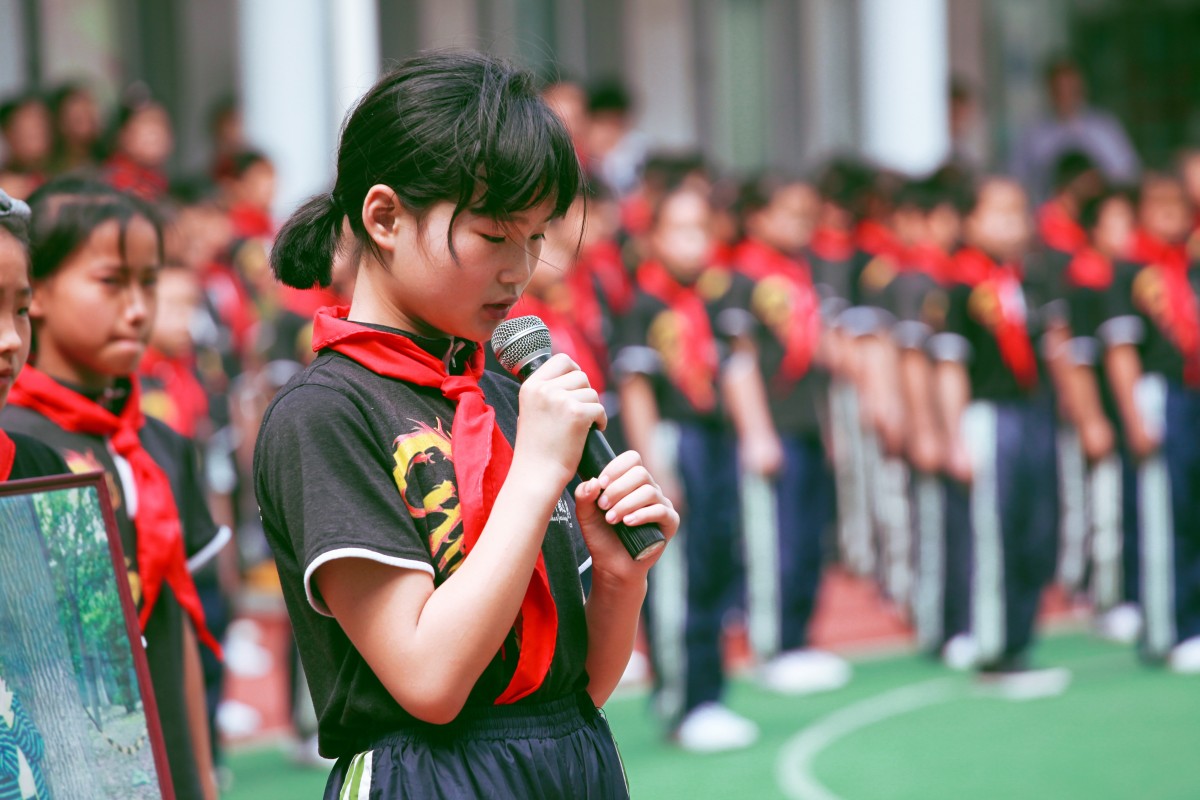 pupils_school_children_red_scarf_queue-1410279.jpg!d.jpeg